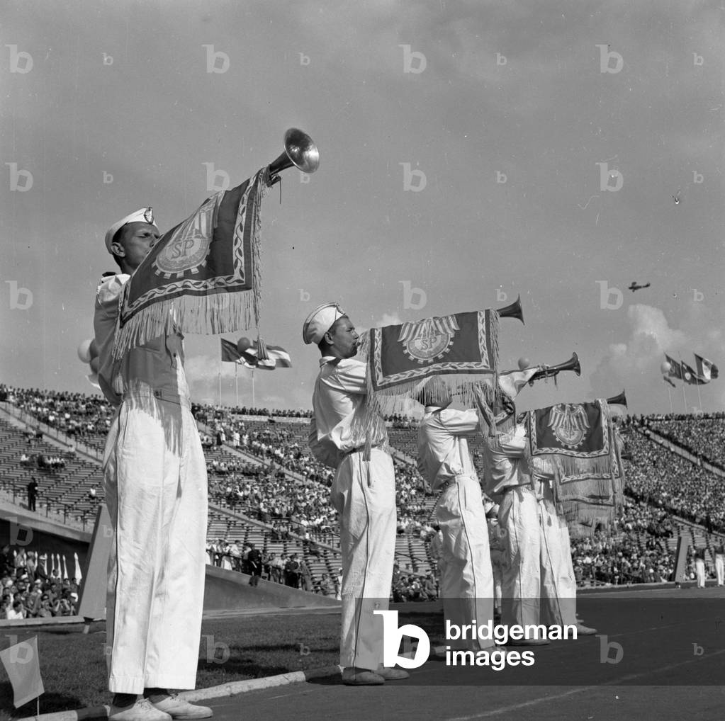 Warsaw, 08 1955. Fifth World Festival of Youth and Students. Mass party at 10th Anniversary Stadium. 