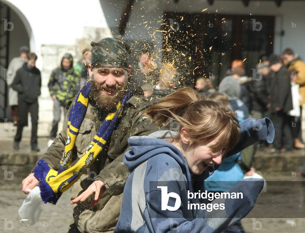 Wet Monday is intensively cultivated in Kazimierz Dolny. Thanks to the help of the firemen and the efforts of the youth, no one will go through the market, Kazimierz Dolny, 9th April 2016 (photo)