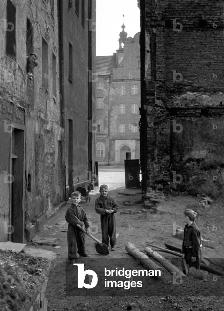 Nysa, 05.1957. Children playing in ruins. 