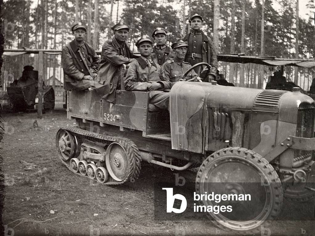 1930, Vehicle carrying soldiers. In background a Renault FT-17 tank. 
