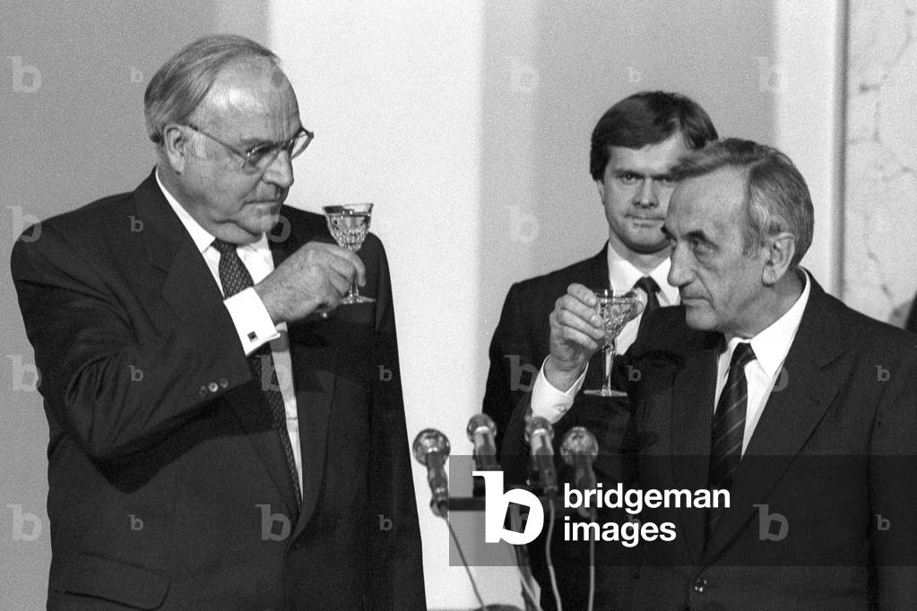 Warsaw, 09.11.1989. German Chancellor Helmut Kohl's (left) visit to Poland. Reception of part of the guests in Namiestnikow Place. Toast with Prime Minister Tadeusz Mazowiecki on the right. 