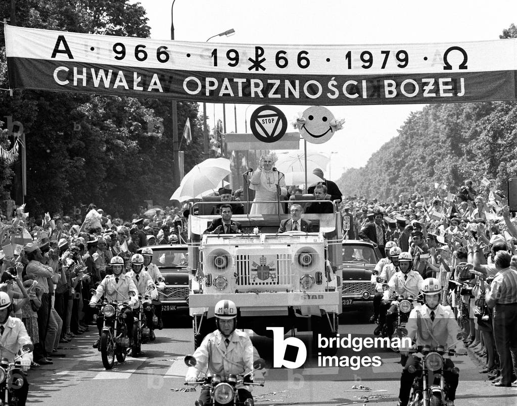 Warsaw, 02.06.1979. Pope John Paul II's first Pilgrimage to Poland. Motorcade down Zwirki and Wigury Avenue from Okecie airport into the city. 