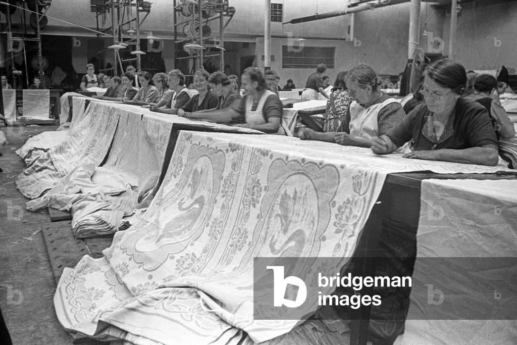 1940s, Table cloth production. 