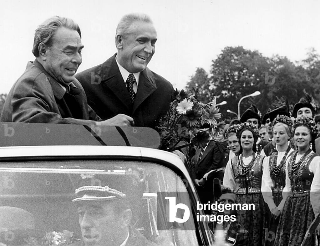 Warsaw 1974. Polish-Russian relations. Brzeniew's visit to Poland, Edward Gierek and Leonid Brzeniew. Motorcade on Lazienkowska route. On the right a traditional polish folk group called Mazowsze. 