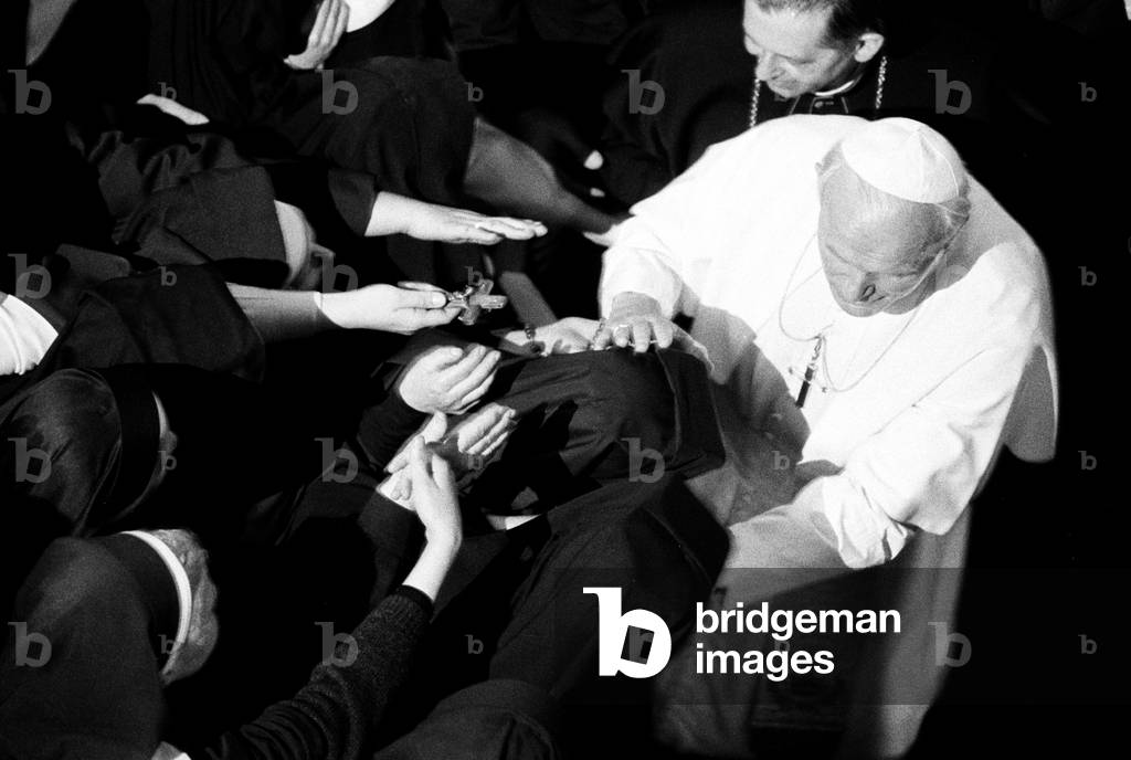 Warsaw, June 1987 - Saint John Cathedral. Pope John Paul II's visit to Poland. Meeting with Nuns. 