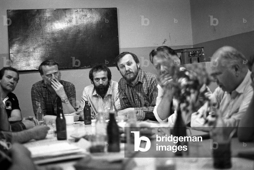 New Huta, 04.05.1988. Strike in Lenin steel plant. Photographed: Strike advisory committee. From right, Andrzej Stelmachowski, Jan Olszewski, Mieczyslaw Gil, Jerzy Skoczylas, Stanislaw Handzlik and Wladyslaw Kielian. 