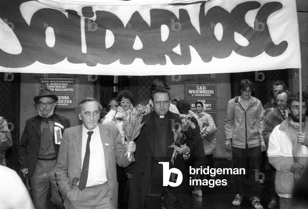 Warsaw, 17.04.1989. Re-registration of NSZZ 'Solidarnosc' in regional court. Pictured: Tadeusz Mazowiecki and Priest Henryk Jankowski after registration. Edifice of court house in background. 