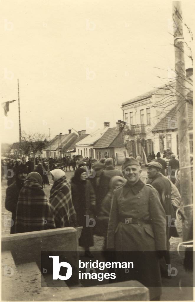 Glowaczow 1941. Second World War. German occupation. Market day, German soldier. 