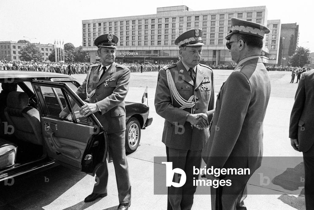 1990. Wojciech Witold Jaruzelski born 6 July 1923. Poland's last dictator and commander of the communist Polish People's Army (LWP). Jaruzelski was Prime Minister from 1981 to 1985 and President from 1985 to 1990. Jaruzelski gave up power after the Polish Round Table Agreement in 1989 paved the way to democratic elections in Poland. 