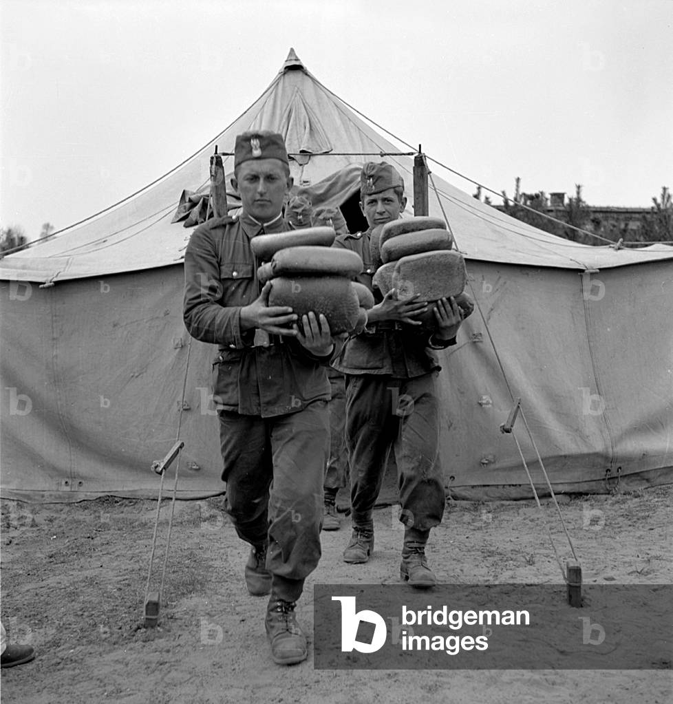 05.1958. Kosciuszkowski division soldiers exercising in Wesola near Warsaw. 