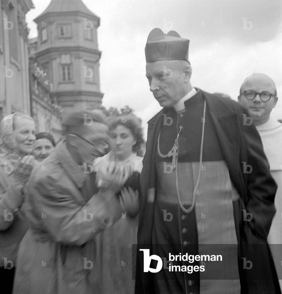 Czestochowa, 1958. Pilgrim woman on Jasna Gora during Cardinal Stefan Wyszynski's primate. 