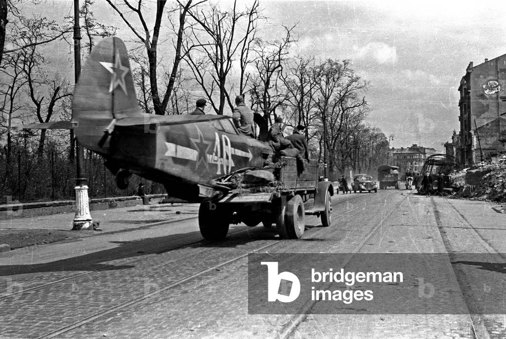 Warsaw, 1945. Krolewska street, export of plane scrap metal. 