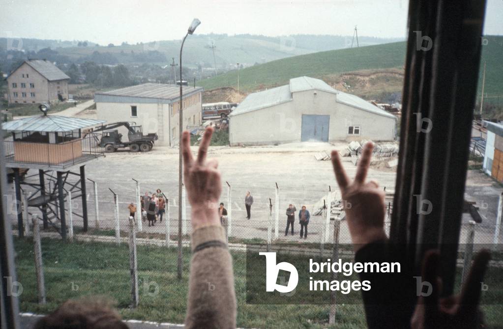 Uherce, 10.10.1982. Internmentees during martial law period in Poland. Internmentees greet their families waiting for them outside the prison garden. 