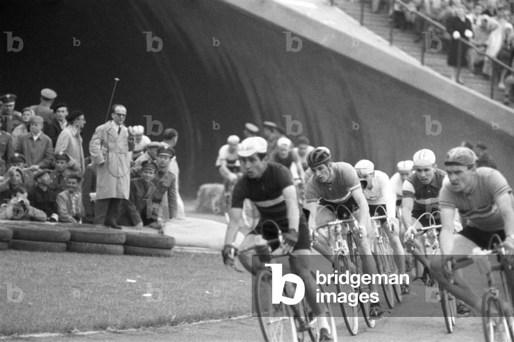 Warsaw-Praga, 1960s. Cycling race, cyclists arrive at the 10th Anniversary Stadium. 