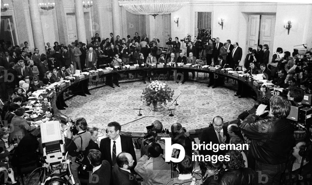 The round-table negotiations. the opening session, Warsaw, Poland first half of 1989, talks between the communist government and the pro-democratic opposition led to an agreement and deconstruction of the regime. Namiestnikowski palace 02.1989