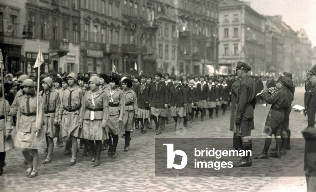 Girls guide club parade in Warsaw (photo)