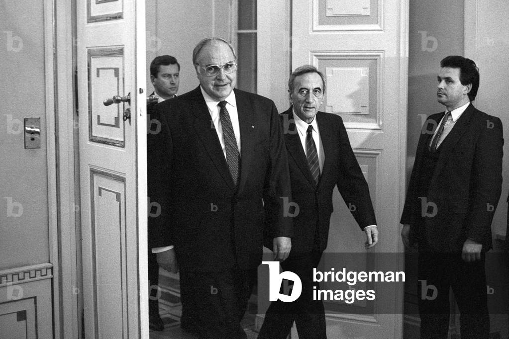 Warsaw, 09.11.1989. German Chancellor Helmut Kohl's (left) visit to Poland. Reception of part of the guests in Namiestnikow Place. Prime Minister Tadeusz Mazowiecki on the right. 