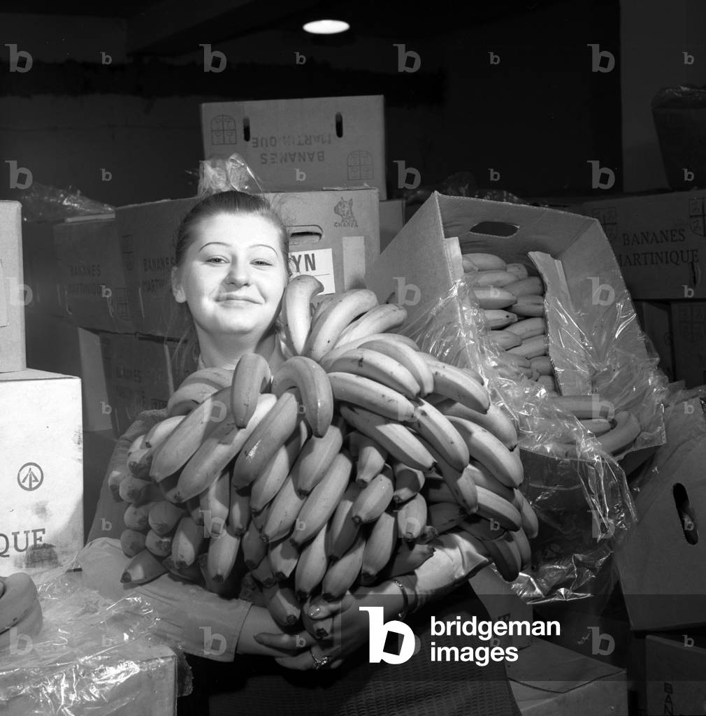 Warsaw, Poland, 04.02.1973. Employee of Warsaw Market - Garden Co-Operative with bananas. 