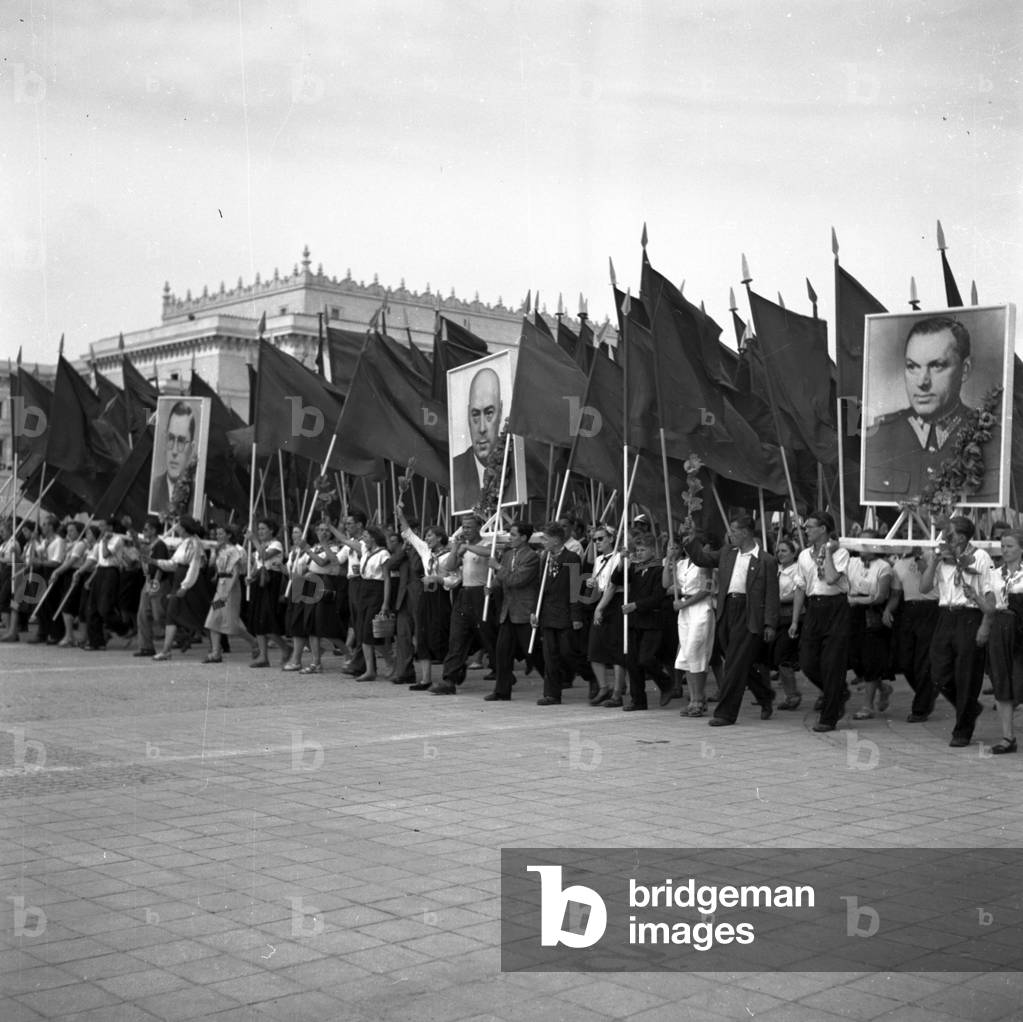 Warsaw, 08.1955. 5th World Festival of Youth and Students. Youth demonstration on Defilad Square, participants are carrying Jozef Cyrankiewicz and Marshal Constantine Rokossowski's portraits. 