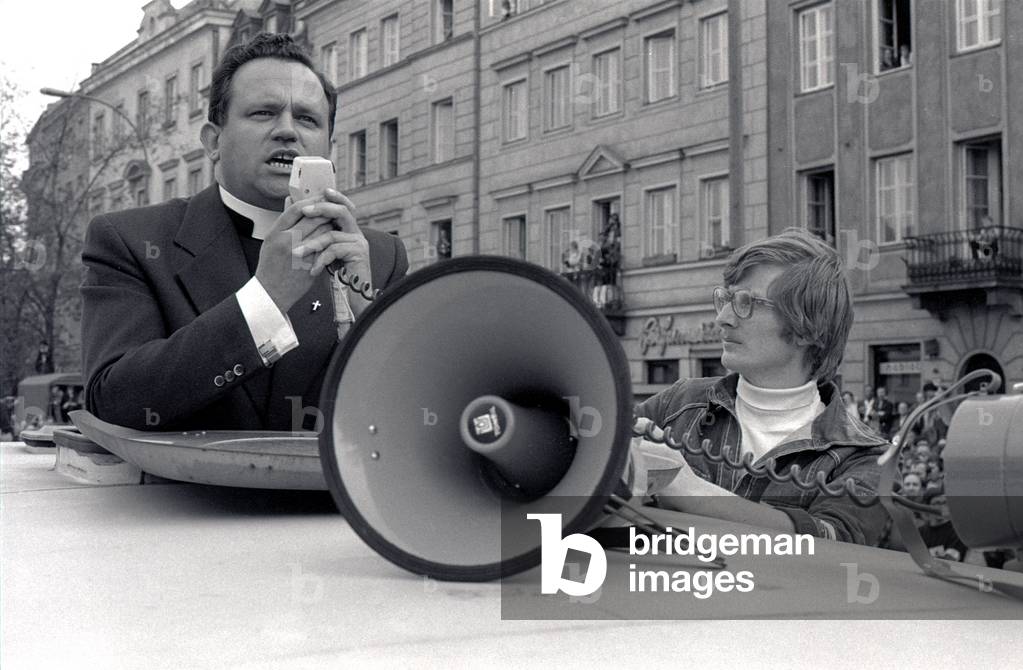 Warsaw, 25.05.1981. Krakowskie Przedmiescie street. Protestant march to set political prisoners free, organised by NZS. Shown: Priest Henryk Jankowski speaking from a PRiTV van. 