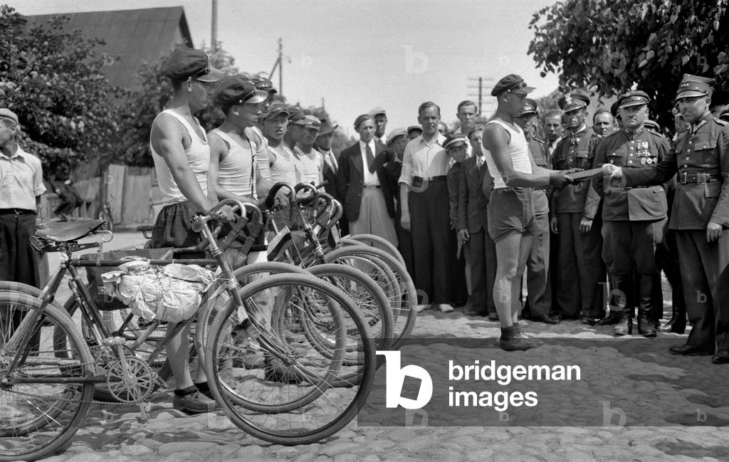 15.08.1932. Organised shooting event in Kobryn. Cyclist relay team in celebration of Army holiday. Photograph taken by Bronislaw Buniakowski. 