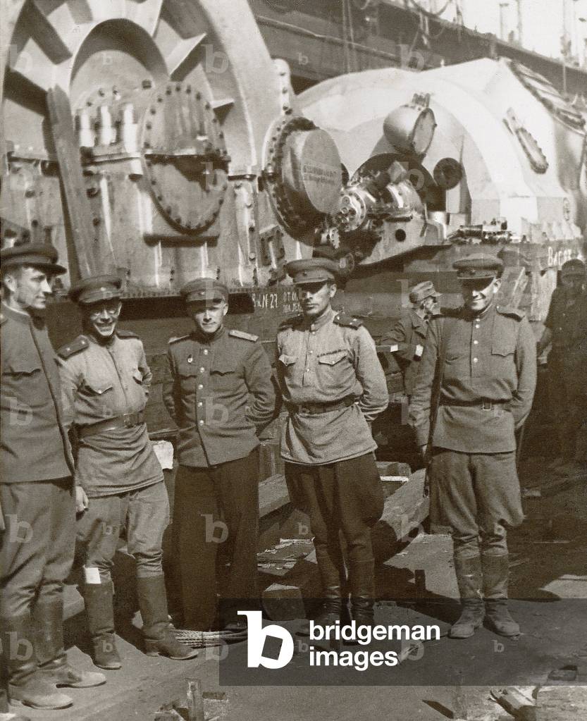 1945. German prisoners of war under the charge of Soviet officers dismantling the Gdynia portmachines. 