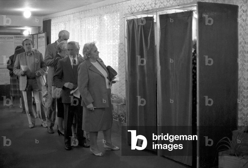 Warsaw, 04.06.1989. First round of Parliamentary and Senate elections, also known as the June Elections. Photographed: Voting at Voting office. 