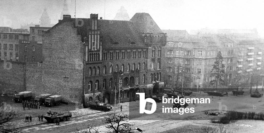Szczecin, 18.12.1970. December 1970 Protests. Prussian Homage Square, in the Citizens Millitary Regional Headquaters just before noon, tanks and vans. 