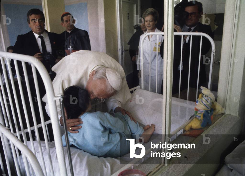 Olsztyn, June 1991. Pope John Paul II's 4th Pilgrimage to Poland. Visit to pediatric ward. 