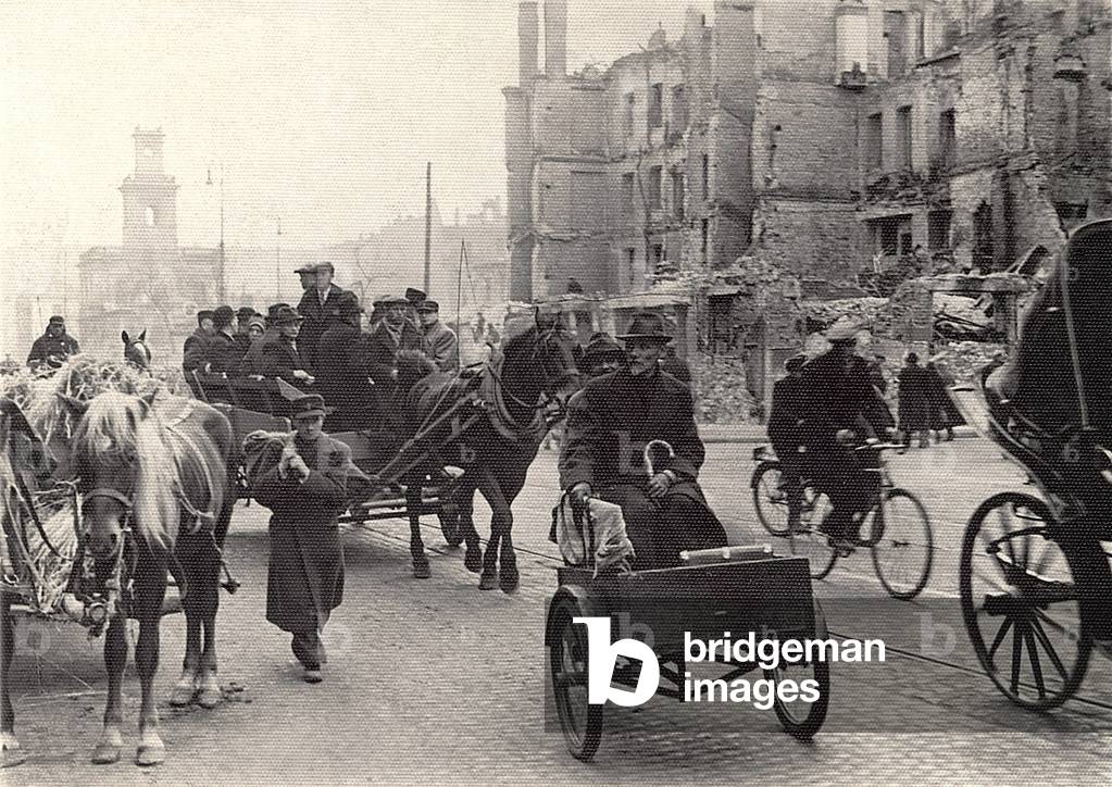 Warsaw, Marzalkowksa street, 1940s. South view. The Warsaw-Wiedenska train station clock tower is visible on the left. Ulica Zlota is present on the right. The area on the right is now called Defilad Square. From the archive of
