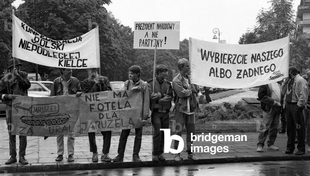 Warsaw, 19.07.1989. Demonstrations infornt Sejm edifice in protest of Wojciech Jaruzelski as President of Poland. Photographed: demonstrators holding banners. 