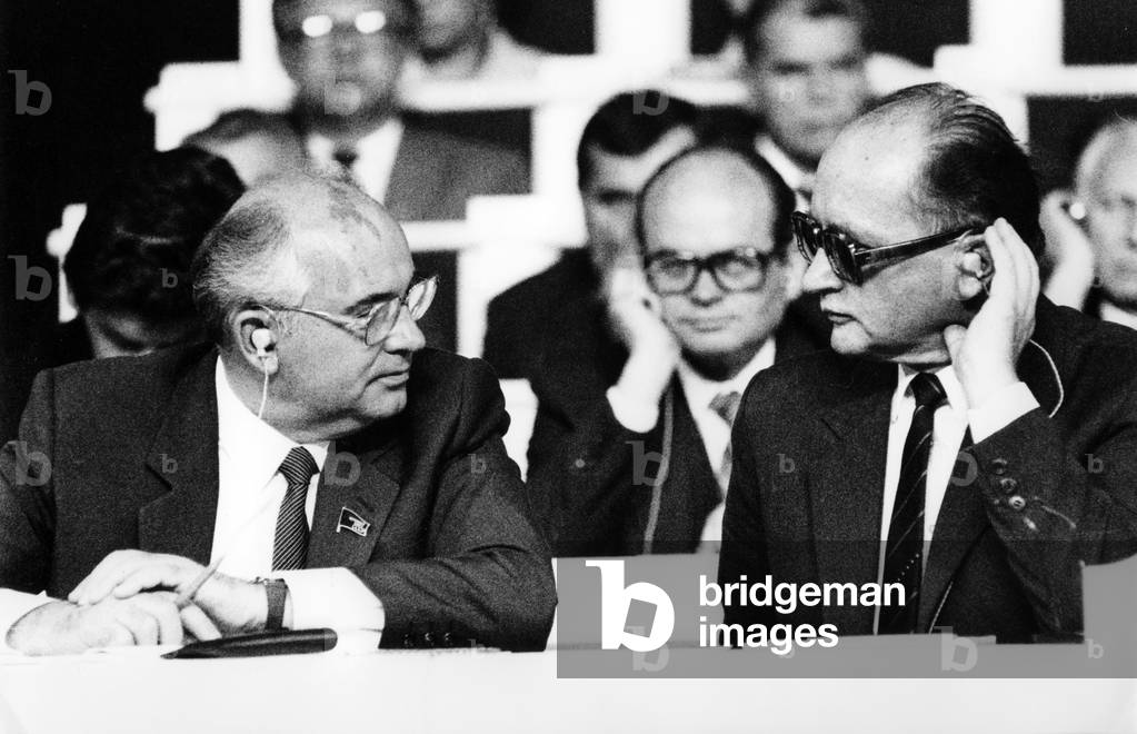  Warsaw, 29.06.1986-03.07.1986. Polish-Soviet Relations. Michail Gorbaczowa participates in the X Polish United Workers' Party. Photographed: Michail Gorbaczow (left) and General Wojciech Jaruzelski. 