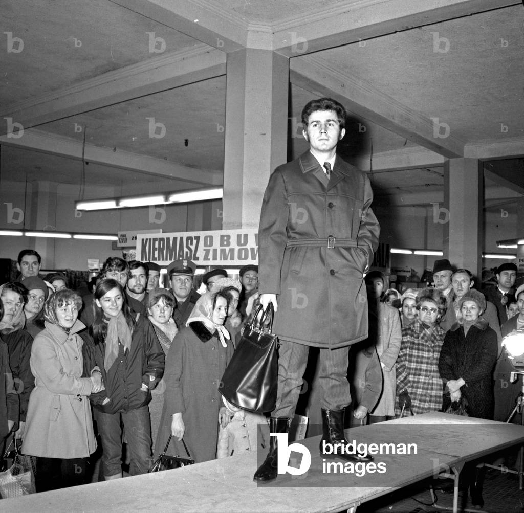 Warsaw, Poland, 07.11.1970. Shoe show at the shop 'House of footwear'. 