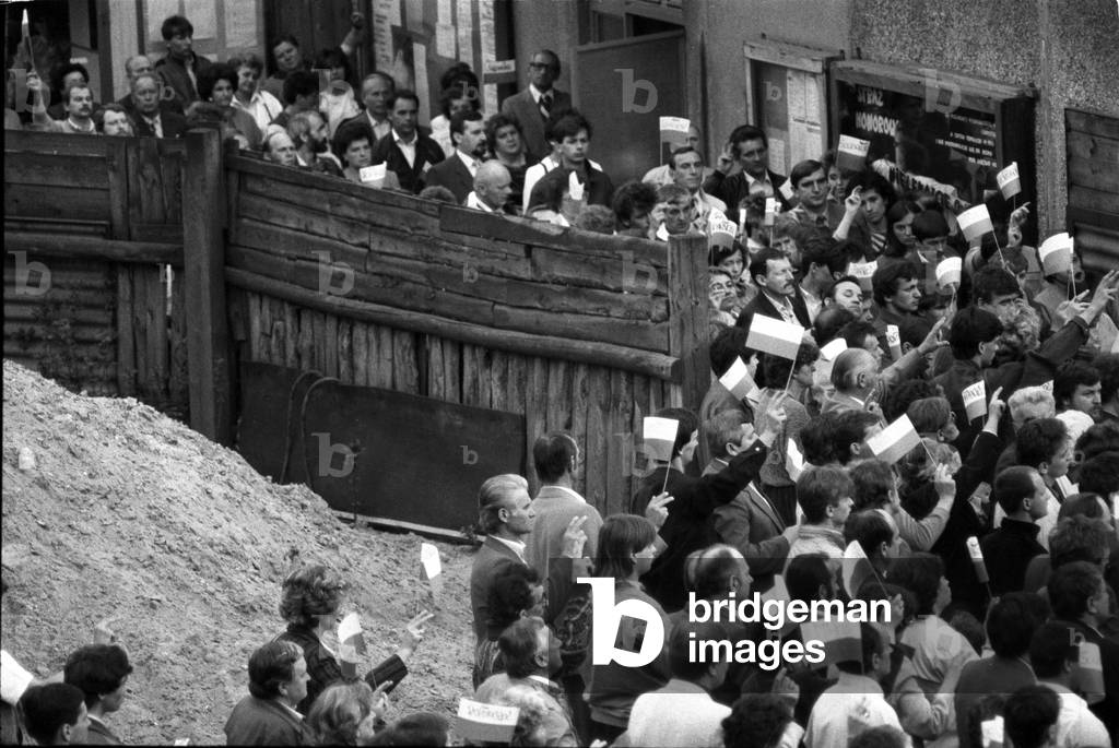 Krakow, New Huta 01.05.1988. Crowd of Solidarnosc supporters, during mass at Kalinowy. 