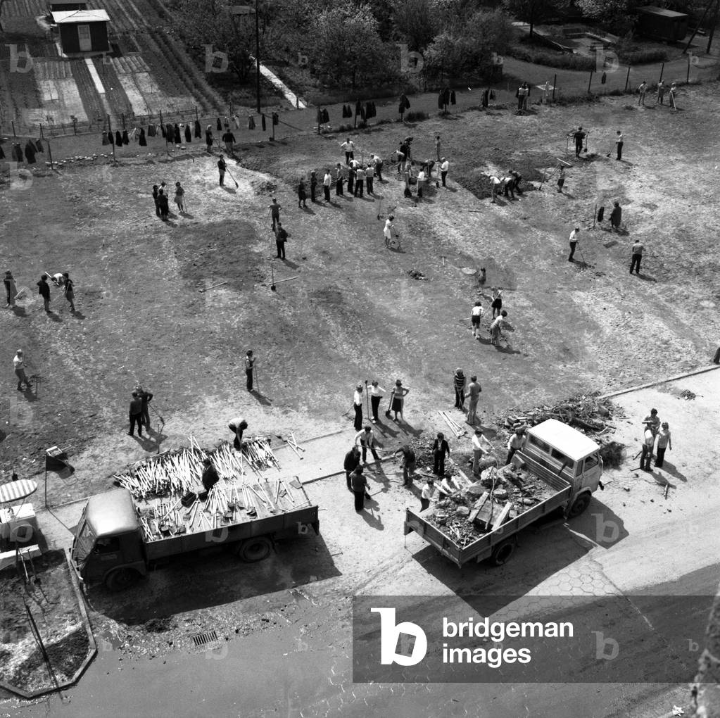 Warsaw, Poland, 12.05.1974. Cleaning terrains around allotments. Sunday Party social free service action organized by the co-operative of housing estate in Rakowiec Poludniowy. 