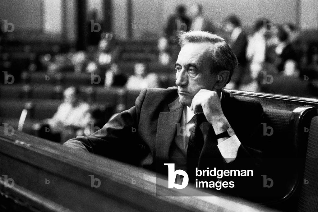 Warsaw, 1990. Premier Tadeusz Mazowiecki, w lozy rzadowej Sejmu. 