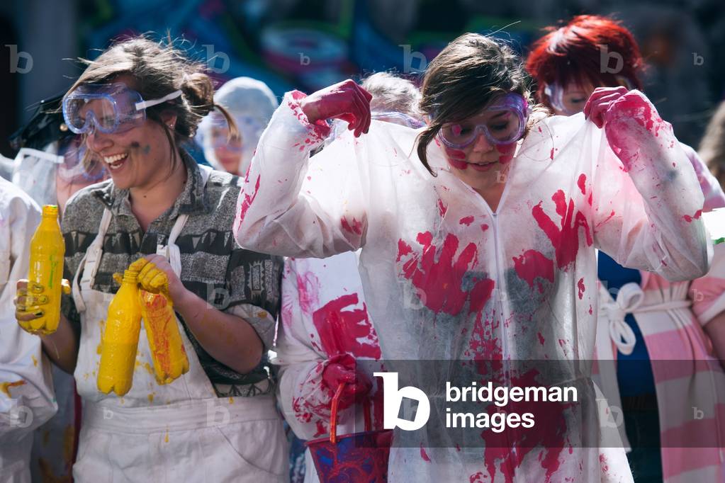 Battle with the use of two thousand liters of colored paint, in which a girl's team 