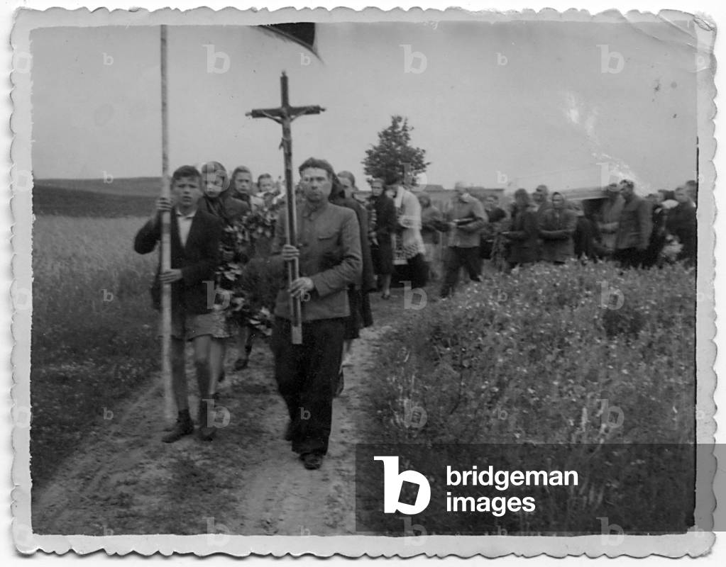 Photograph from Stanislaw Jachimocz;s family album. Fueral of Maryla Milewska (1933-1949). She drowned due to hypothermia. Reproduction Andrzej Sidor 