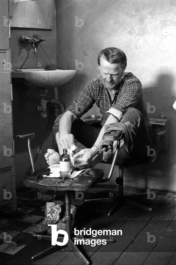 New Huta, 04.05.1988. Strike in Lenin steel plant. Stanislaw nurses his feet. 