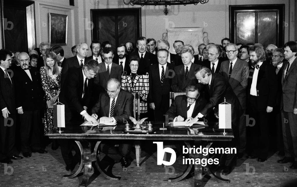 Warsaw 14.11.1989 r. Wizyta kanclerza Helmut a Kohl a w Polsce. Tadeusz Mazowiecki Podpisanie umowy w URM. Niemcy premier 