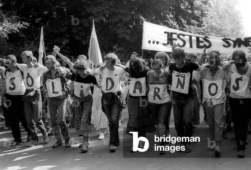 Czestochowa, 15.08.1982. Martial Law in Poland, pictured: contestants in the Warsaw Pilgrimage Walk to Czestochowa, group 6, demonstrating their support for 'Solidarity'. 