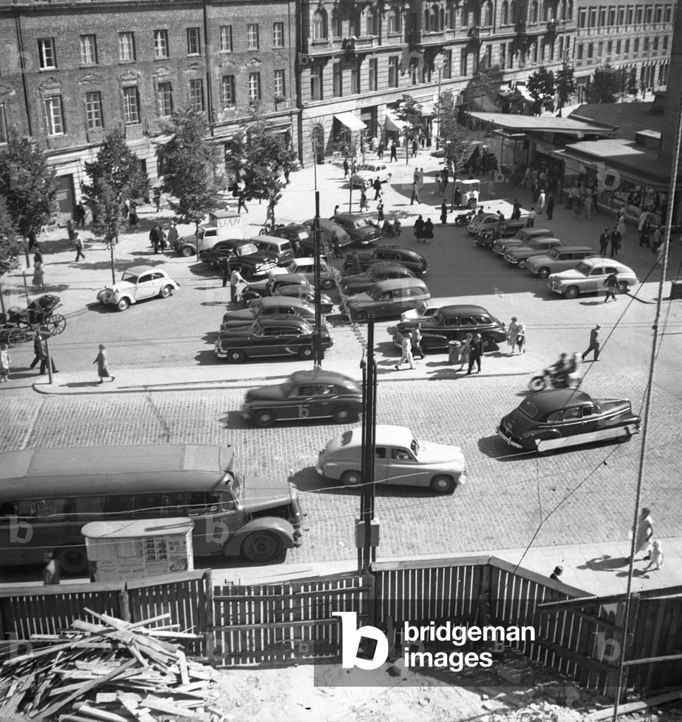 Warsaw, 1958. Krucza street, parking behind CDD. 