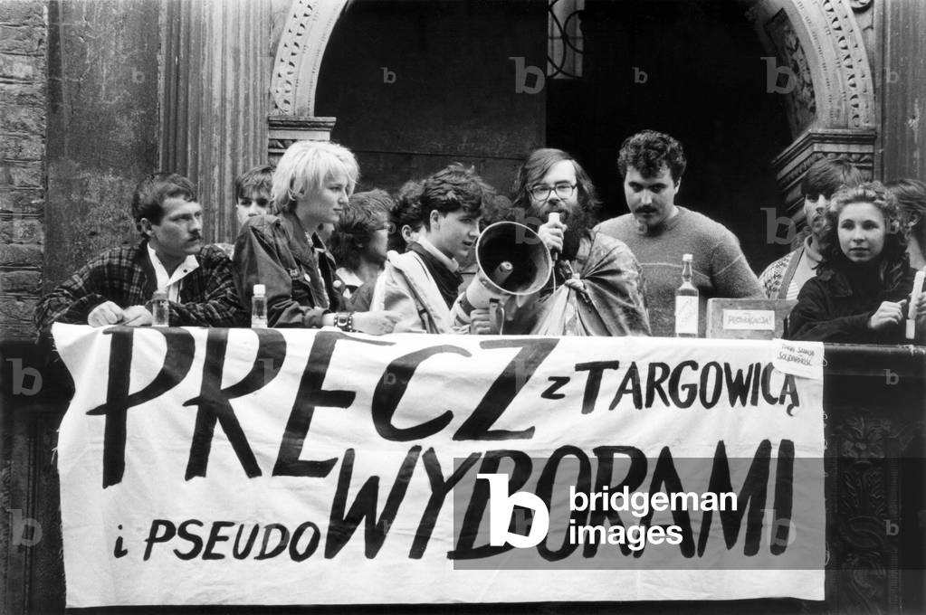 Gdansk, June 1989. Demonstration in protest of the 4th of June elections as well as against findings of the round table. Arch of building in background. 