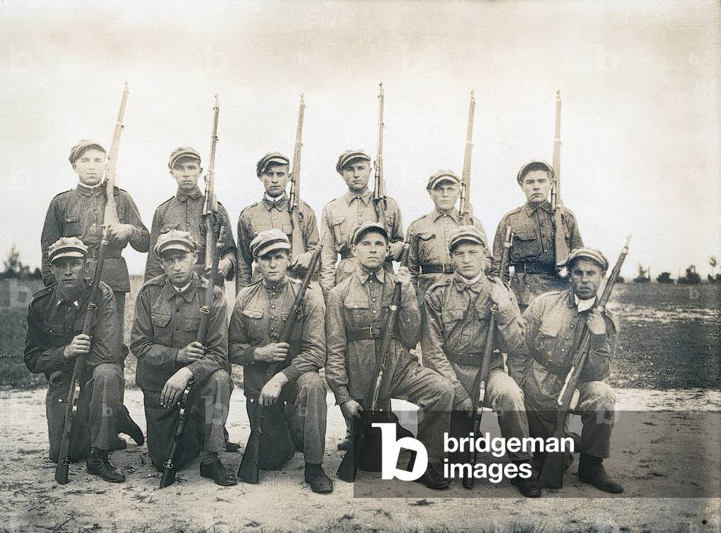 Defense gear soldiers, who took part in a competition near radom in 1932. Divison 5 (in photo) walked 10km in 50 minutes, and received an award for third place. 