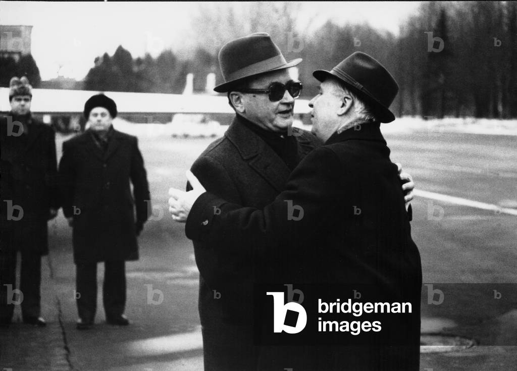 Moscow, March 1986. Polish-Soviet relations. Wojciech Jaruzelski's visit to Moscow to celebrate the XXVII Congress of the Communist Party of the Soviet Union. Photographed: Secretary of Communist Party of the Soviet Union E. Ligaczowa (right ) bids Wojciech Jaruzelski (left) farewell at the airport. 