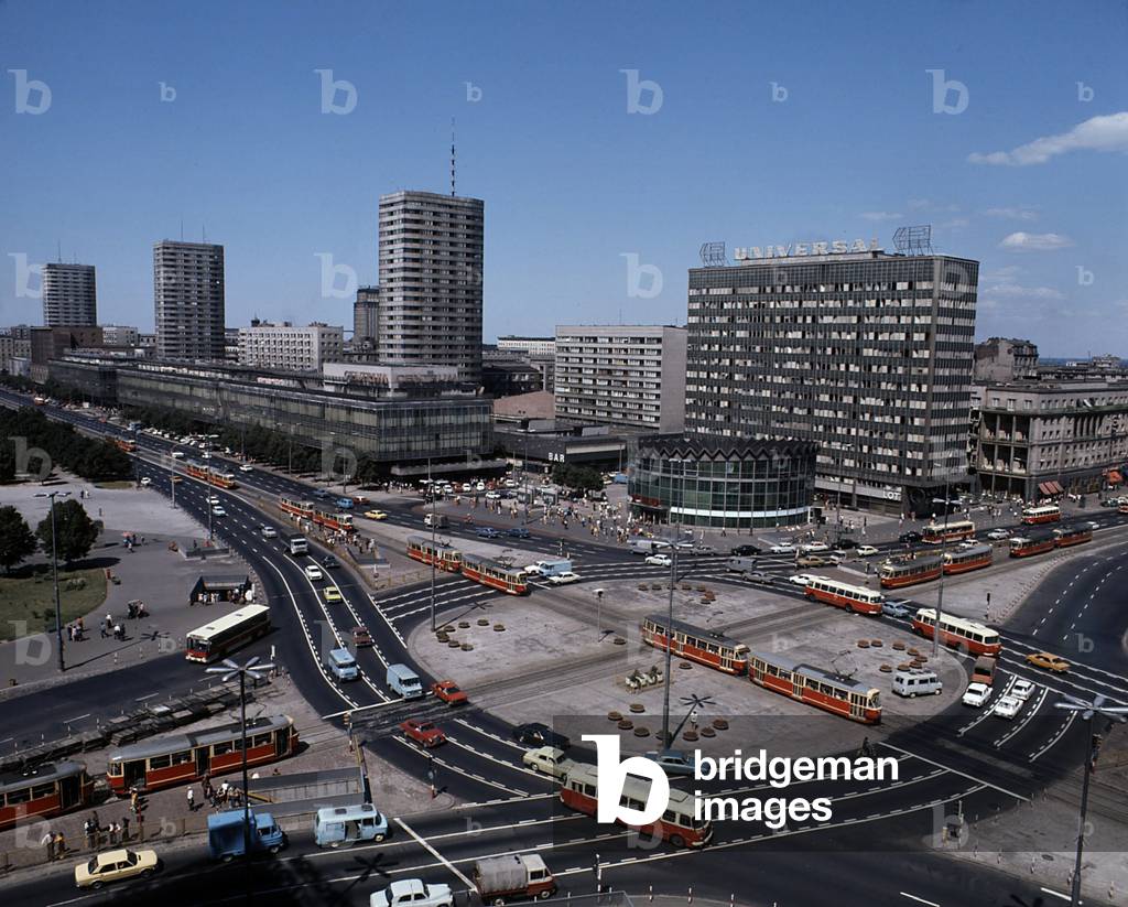 Warsaw, 1970s. Universal Department Store, intersection of Jerozolimskie Avenue and Marszalkowska Street. 