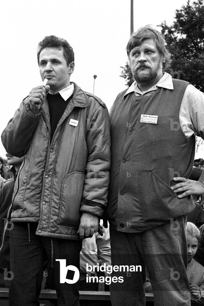 Warsaw, 01.05.1989. 1st of May Solidarity counter-demonstration. Senate and Parliamentary election candidates ended the demonstration on behalf of Solidarity. Zbigniew Bujak speaks with a microphone in hand next to Maciej Jankowski. 