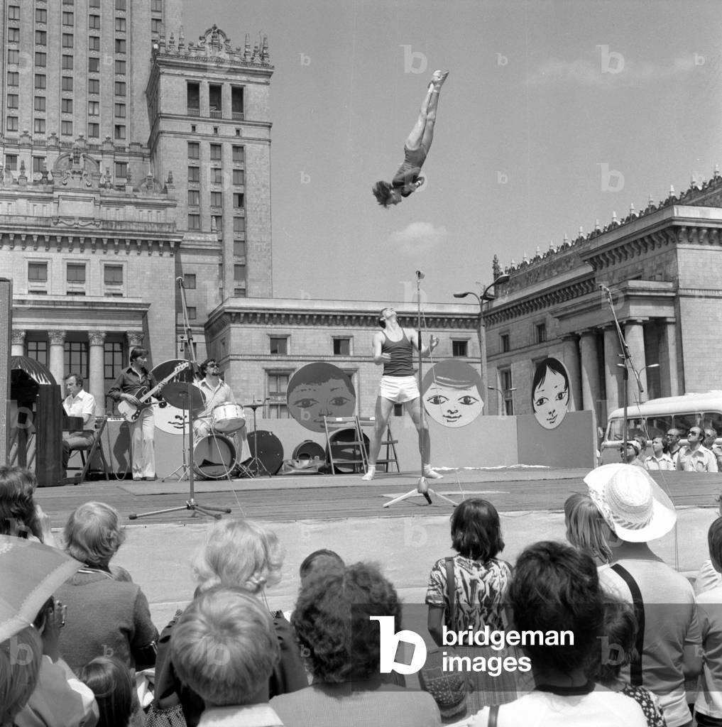 Warsaw, Poland, 01.06.1979. Gymnastic show at the gala organised in front of the Palace of Science and Culture (Palac Kultury i Nauki) on International Children's Day (Dzien Dziecka). 