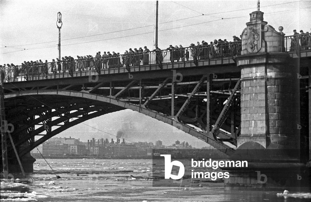 Warsaw, 1947. Flood, Poniatowski bridge. 