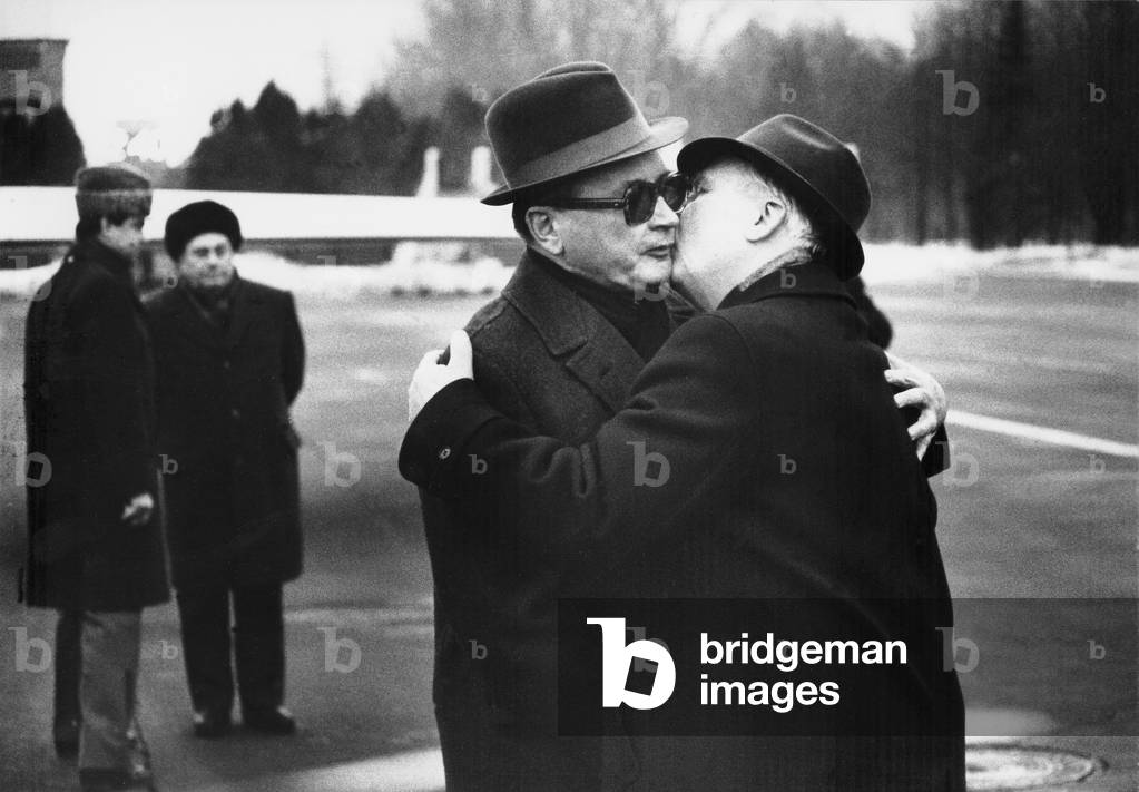 Moscow, March 1986. Polish-Soviet relations. Wojciech Jaruzelski's visit to Moscow to celebrate the XXVII Congress of the Communist Party of the Soviet Union. Photographed: Secretary of Communist Party of the Soviet Union E. Ligaczowa (right ) bids Wojciech Jaruzelski (left) farewell at the airport. 